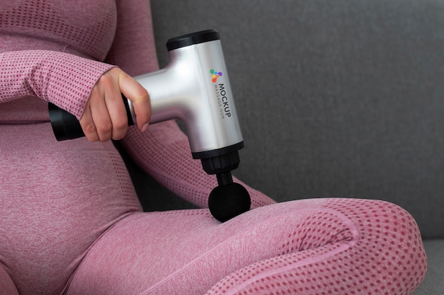 Personne utilisant une maquette de pistolet de massage