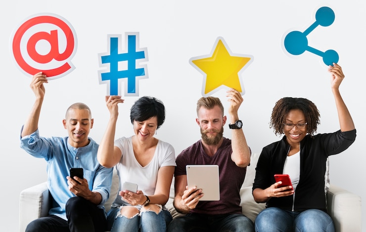 PSD personnes détenant une icône de média social
