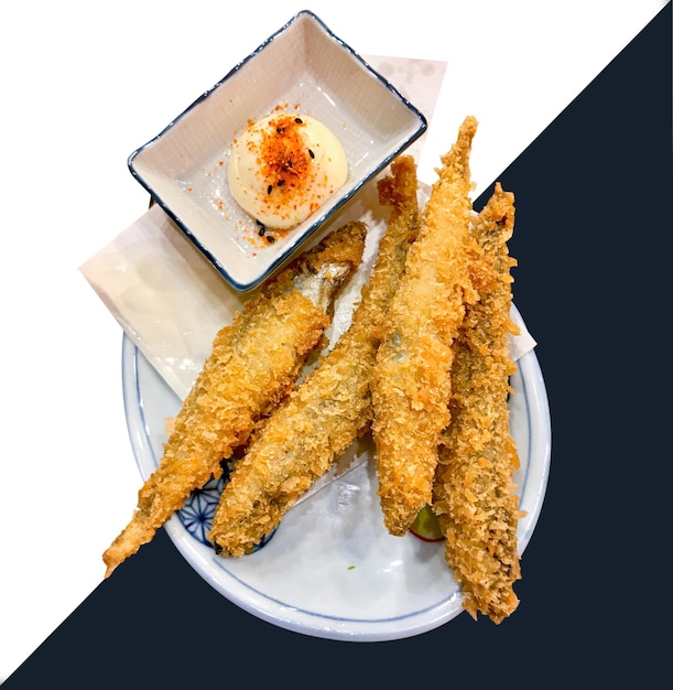 PSD pescado shishamo frito crujiente japonés o shishamo tempura con salsa de inmersión de mayonesa en plato blanco