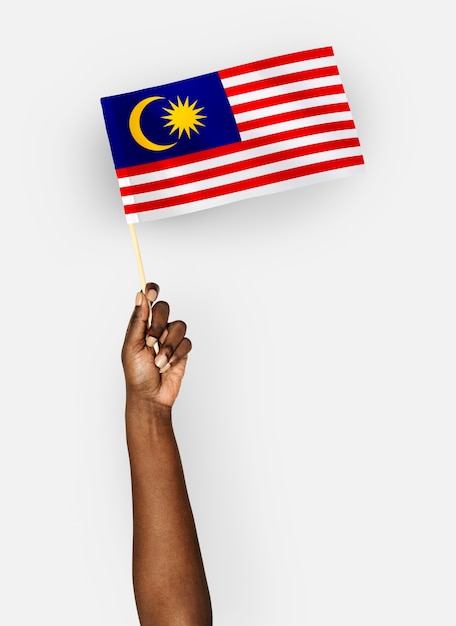 PSD pessoa acenando a bandeira da malásia