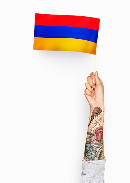 Pessoa acenando a bandeira da república da armênia