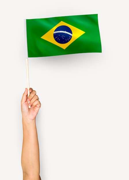 Pessoa acenando a bandeira da república federativa do brasil