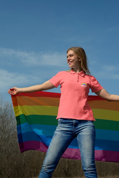 PSD pessoa ao ar livre com a bandeira do orgulho do arco-íris
