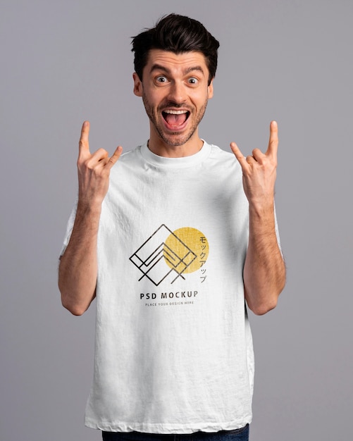 Pessoa com expressão animada usando maquete de camiseta