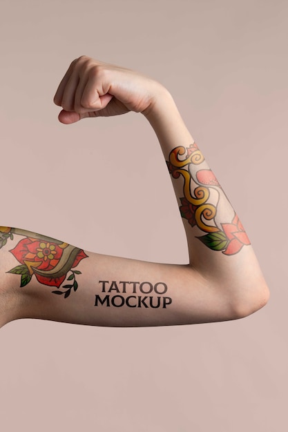 Pessoa com maquete de tatuagem no braço