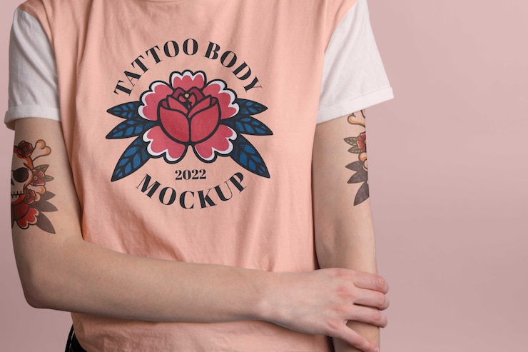 Pessoa com maquete de tatuagem nos braços e camiseta