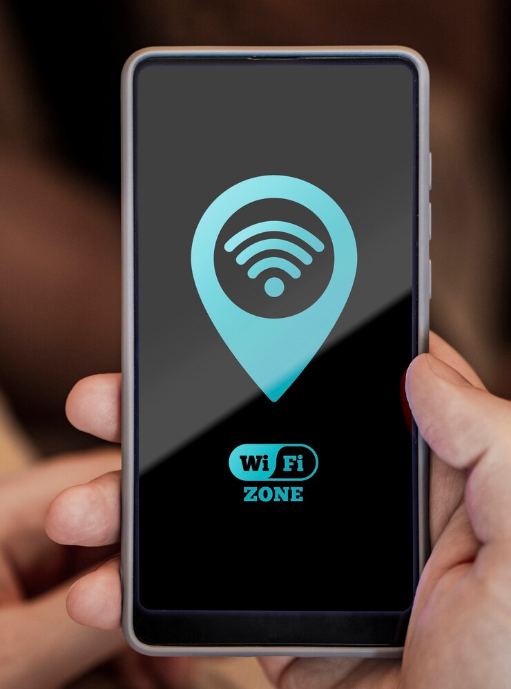 PSD pessoa de close-up, segurando o telefone com conectividade 5g