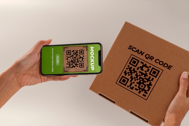 PSD pessoa digitalizando código qr em caixa de papelão com smartphone