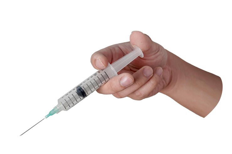 PSD pessoa masculina com a mão segurando a seringa de injecção cortada isolada