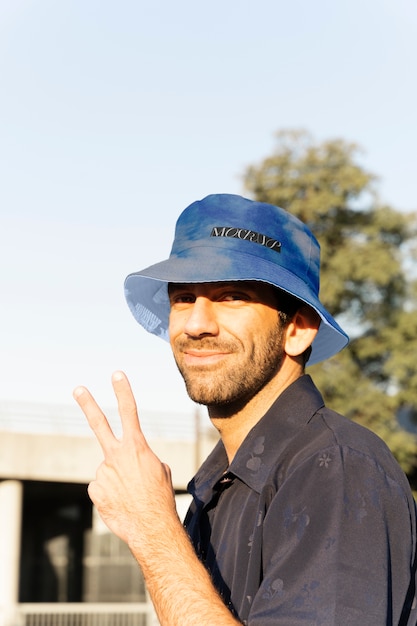 PSD pessoa modelando chapéu de balde ao ar livre