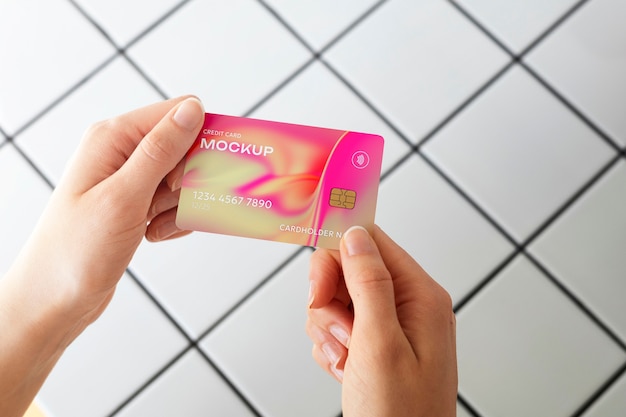 PSD pessoa segurando maquete de cartão de crédito na mão