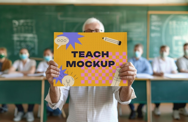 PSD pessoa segurando um modelo de cartaz na sala de aula