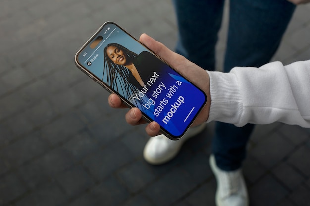 Pessoa segurando um smartphone com uma maquete do Instagram