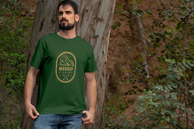 PSD pessoa vestindo camiseta de maquete ao ar livre na natureza