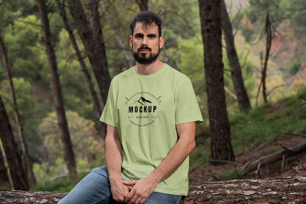 Pessoa vestindo camiseta de maquete ao ar livre na natureza