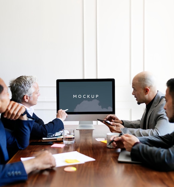Pessoas de negócios tendo uma reunião de conferência usando uma maquete de tela de computador