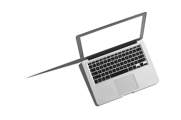pessoas sentam-se em um trabalho com um computador portátil para uma tabela de cores no fundo da tábua preta