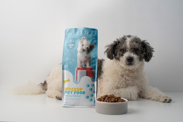 Pet Food Bag Mock-up mit entzückendem Hund