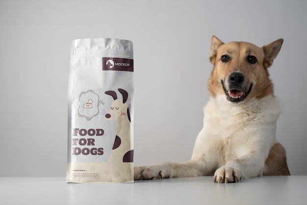 PSD pet food bag mock-up mit entzückendem hund