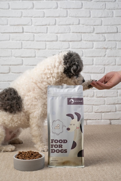 PSD pet food bag mock-up mit entzückendem hund