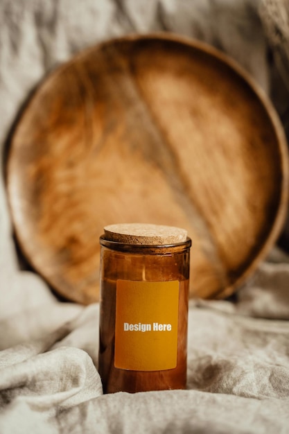 Petit bac avec couvercle en bois Mockup PSD sur fond de plateau en bois rond