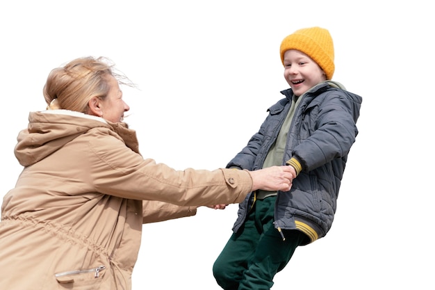 PSD petit garçon passant du temps à l'extérieur avec sa grand-mère