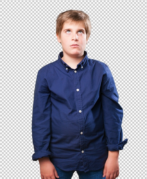Petit garçon pensif sur blanc