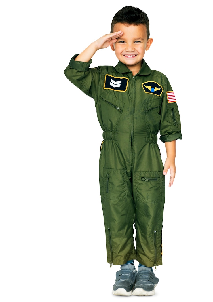 PSD un petit garçon souriant vêtu d'un costume de la force aérienne