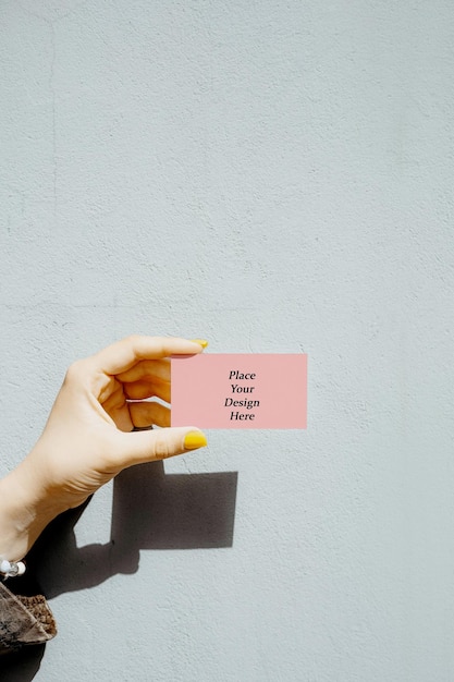 Une petite carte de visite rose Mockup PSD