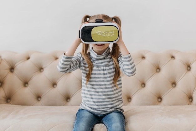 Petite fille avec casque de réalité virtuelle