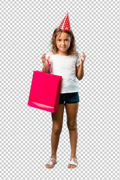 PSD petite fille à une fête d'anniversaire tenant un sac-cadeau agacé énervé, en colère, geste furieux