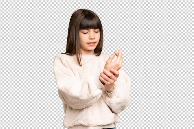 Petite fille sur un fond vert chromé isolé souffrant de douleurs dans les mains