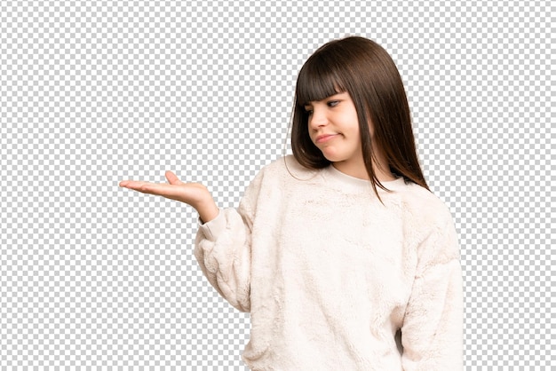 Petite fille sur isolé vert chroma clé arrière-plan tenant copyspace avec des doutes