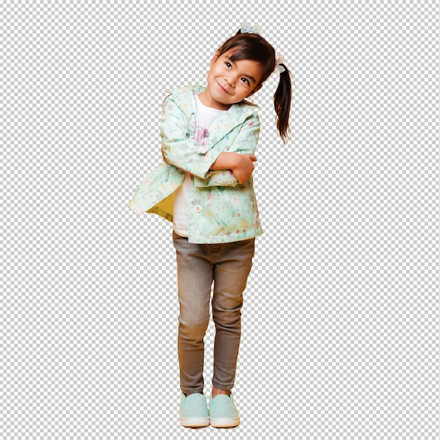 Une petite fille souriante se tient isolée.