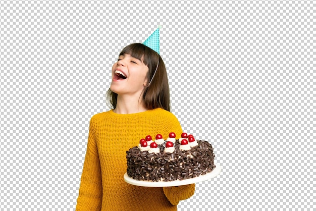 Petite fille tenant un gâteau d'anniversaire sur le fond de la clé chromatique isolée riant