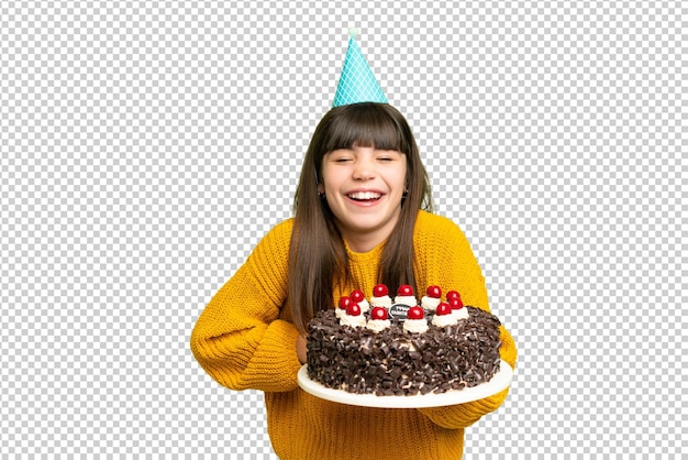 Petite fille tenant un gâteau d'anniversaire sur un fond de clé chrome isolé souriant beaucoup