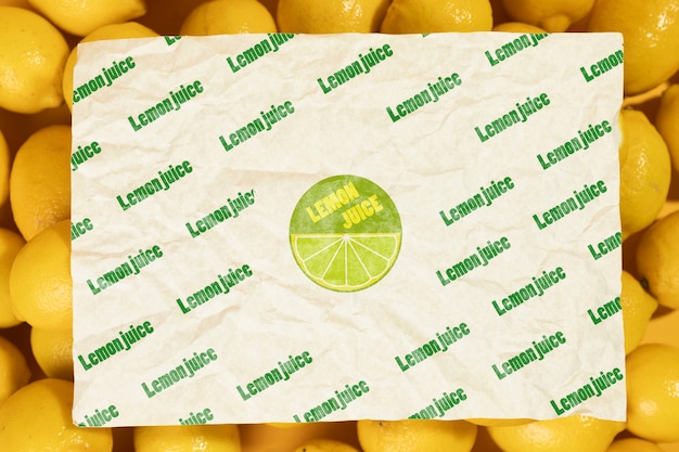 Pezzo di carta sopra limoni biologici