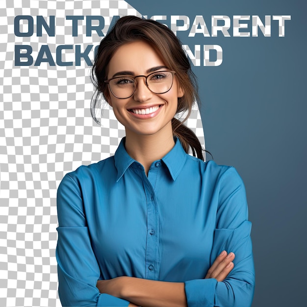 Photo D'une Femme Joyeuse Et Sûre D'elle, Les Bras Croisés, Des Lunettes, Une Chemise Bleue, Un Fond Gris Isolé, Isolé Sur Un Fond Transparent.