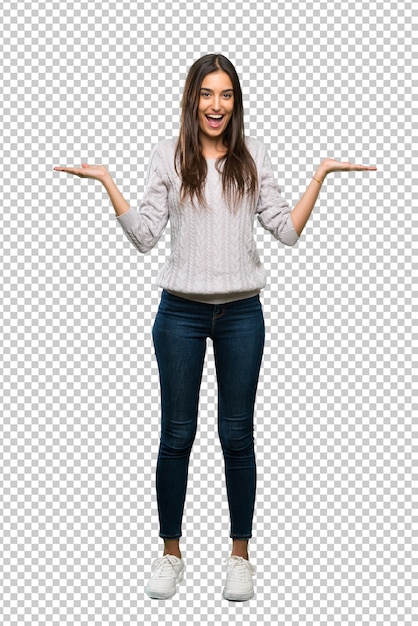 Une photo d&#39;une jeune femme brune hispanique avec une expression faciale choquée