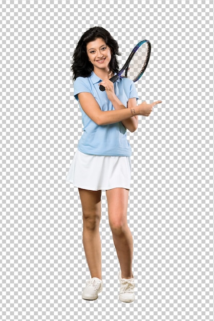 Une photo d&#39;une jeune joueuse de tennis pointant sur le côté pour présenter un produit