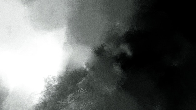 une photo en noir et blanc d'un nuage qui a un fond noir