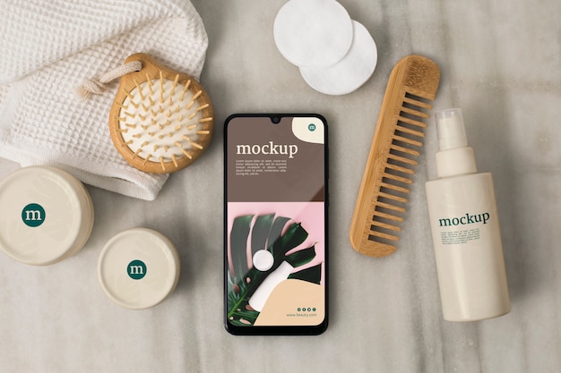 Piatto di mockup di smartphone con prodotti cosmetici