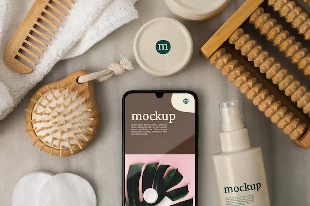 Piatto di mockup di smartphone con prodotti cosmetici