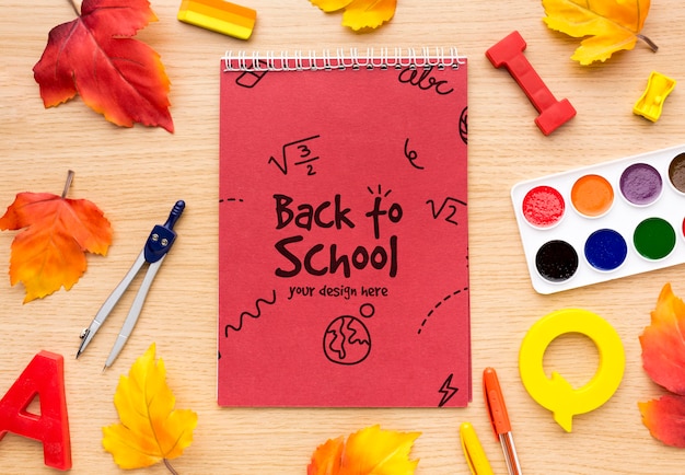 Piatto disteso al mock-up assortimento di scuola