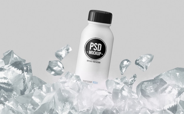 Piccola bottiglia di plastica Mockup design