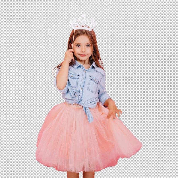 Piccola ragazza allegra con lunghi capelli bruni in gonna di tulle che tiene una corona di principessa sulla testa isolata su uno sfondo rosa che celebra un brillante carnevale per i bambini festa di compleanno che si diverte con un bambino carino