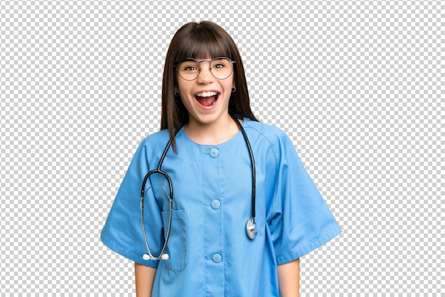 Piccola ragazza come un chirurgo medico su isolato chroma chiave sfondo con espressione facciale sorpresa
