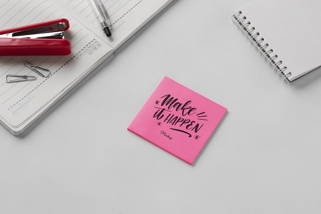 Piccolo post portatile che rileva il design del mockup