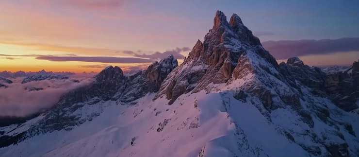 PSD el pico de la montaña nevada al atardecer