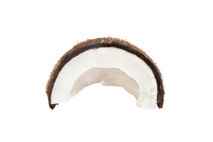 PSD pièce partie d'une noix de coco dans une coquille de noix de coco sur fond blanc